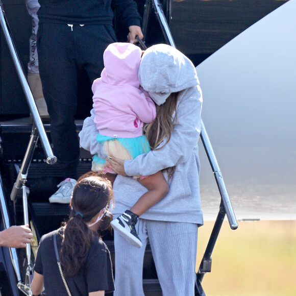 Exclusif - Beyoncé et son mari Jay Z avec leurs enfants arrivent en jet privé dans les Hamptons à New York le 19 juin 2020. Ils portent des masques pour se protéger de l'épidémie de Coronavirus (Covid-19).