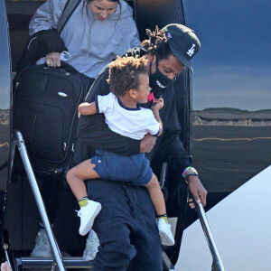 Exclusif - Beyoncé et son mari Jay Z avec leurs enfants arrivent en jet privé dans les Hamptons à New York le 19 juin 2020. Ils portent des masques pour se protéger de l'épidémie de Coronavirus (Covid-19).