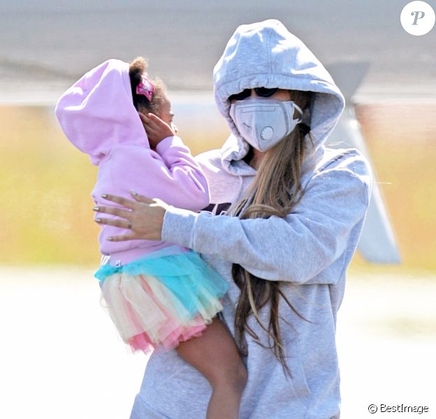 Exclusif - Beyoncé et son mari Jay Z avec leurs enfants arrivent en jet privé dans les Hamptons à New York le 19 juin 2020. Ils portent des masques pour se protéger de l'épidémie de Coronavirus (Covid-19).