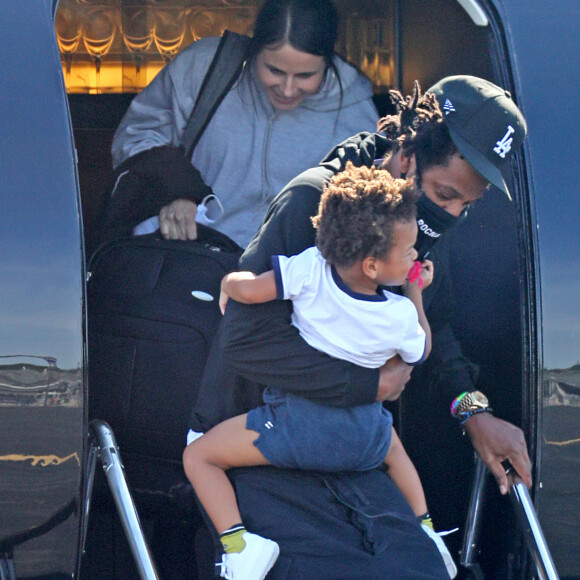 Exclusif - Beyoncé et son mari Jay Z avec leurs enfants arrivent en jet privé dans les Hamptons à New York le 19 juin 2020. Ils portent des masques pour se protéger de l'épidémie de Coronavirus (Covid-19).