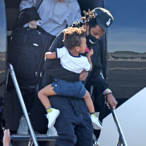 Exclusif - Beyoncé et son mari Jay Z avec leurs enfants arrivent en jet privé dans les Hamptons à New York le 19 juin 2020. Ils portent des masques pour se protéger de l'épidémie de Coronavirus (Covid-19).