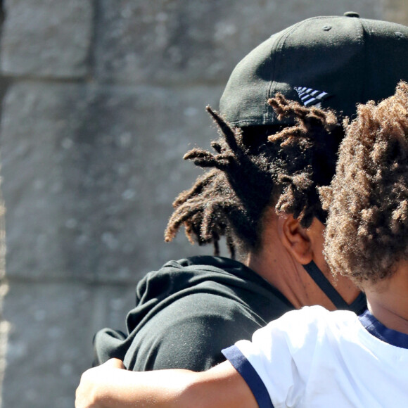 Exclusif - Beyoncé et son mari Jay Z avec leurs enfants arrivent en jet privé dans les Hamptons à New York le 19 juin 2020. Ils portent des masques pour se protéger de l'épidémie de Coronavirus (Covid-19).