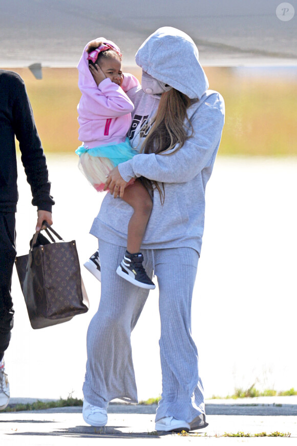 Exclusif - Beyoncé et son mari Jay Z avec leurs enfants arrivent en jet privé dans les Hamptons à New York le 19 juin 2020. Ils portent des masques pour se protéger de l'épidémie de Coronavirus (Covid-19).