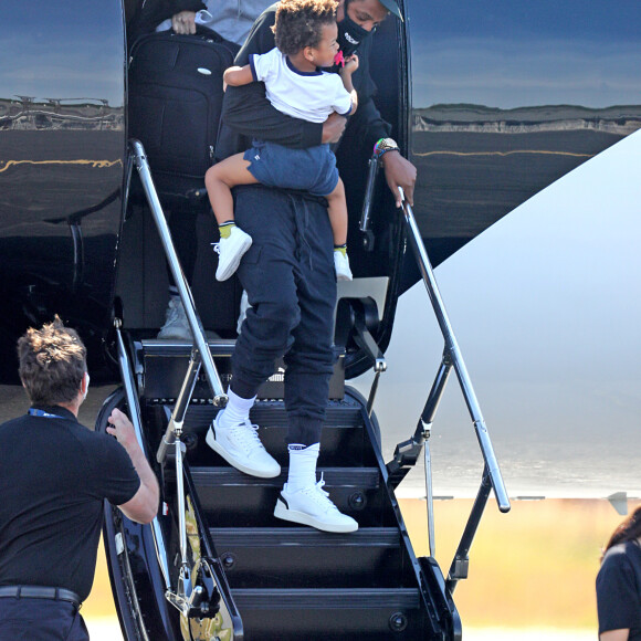 Exclusif - Beyoncé et son mari Jay Z avec leurs enfants arrivent en jet privé dans les Hamptons à New York le 19 juin 2020. Ils portent des masques pour se protéger de l'épidémie de Coronavirus (Covid-19).