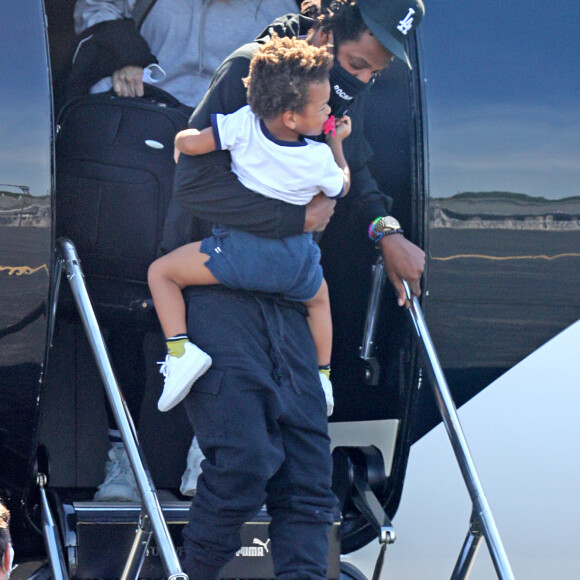 Exclusif - Beyoncé et son mari Jay Z avec leurs enfants arrivent en jet privé dans les Hamptons à New York le 19 juin 2020. Ils portent des masques pour se protéger de l'épidémie de Coronavirus (Covid-19).