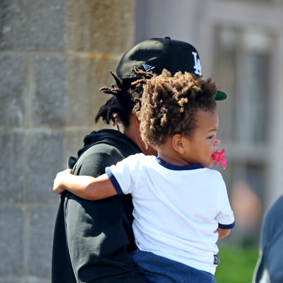 Exclusif - Beyoncé et son mari Jay Z avec leurs enfants arrivent en jet privé dans les Hamptons à New York le 19 juin 2020. Ils portent des masques pour se protéger de l'épidémie de Coronavirus (Covid-19).