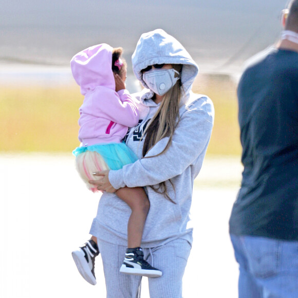 Exclusif - Beyoncé et son mari Jay Z avec leurs enfants arrivent en jet privé dans les Hamptons à New York le 19 juin 2020. Ils portent des masques pour se protéger de l'épidémie de Coronavirus (Covid-19).