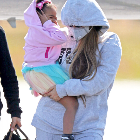 Exclusif - Beyoncé et son mari Jay Z avec leurs enfants arrivent en jet privé dans les Hamptons à New York le 19 juin 2020. Ils portent des masques pour se protéger de l'épidémie de Coronavirus (Covid-19).