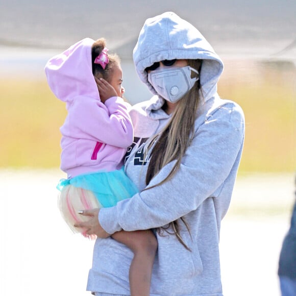 Exclusif - Beyoncé et son mari Jay Z avec leurs enfants arrivent en jet privé dans les Hamptons à New York le 19 juin 2020. Ils portent des masques pour se protéger de l'épidémie de Coronavirus (Covid-19).