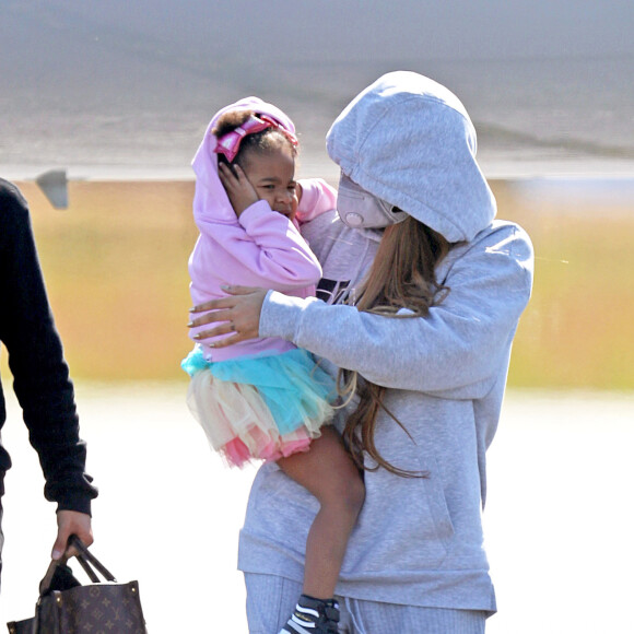 Exclusif - Beyoncé et son mari Jay Z avec leurs enfants arrivent en jet privé dans les Hamptons à New York le 19 juin 2020. Ils portent des masques pour se protéger de l'épidémie de Coronavirus (Covid-19).