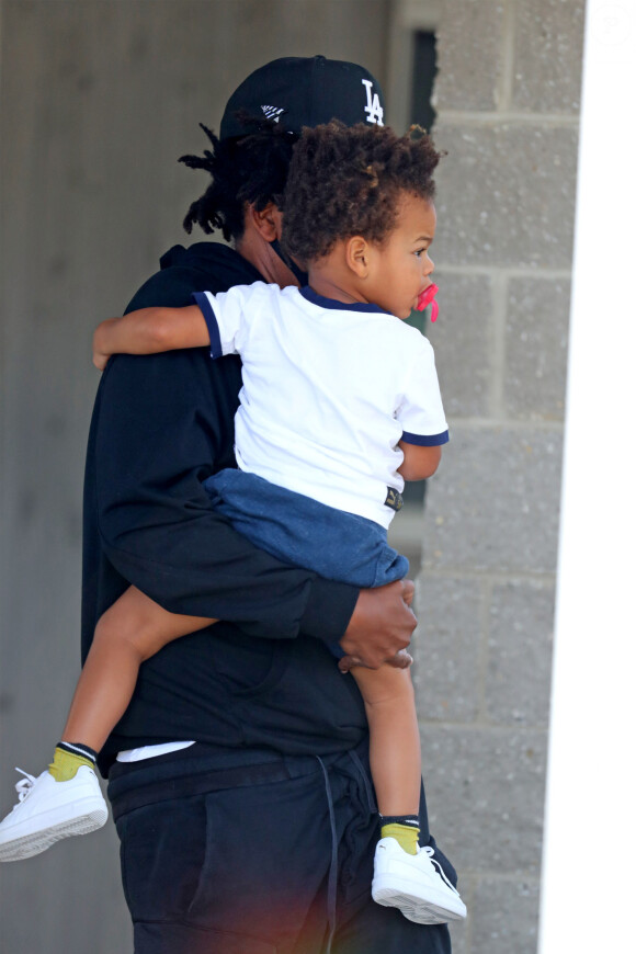 Exclusif - Beyoncé et son mari Jay Z avec leurs enfants arrivent en jet privé dans les Hamptons à New York le 19 juin 2020. Ils portent des masques pour se protéger de l'épidémie de Coronavirus (Covid-19).