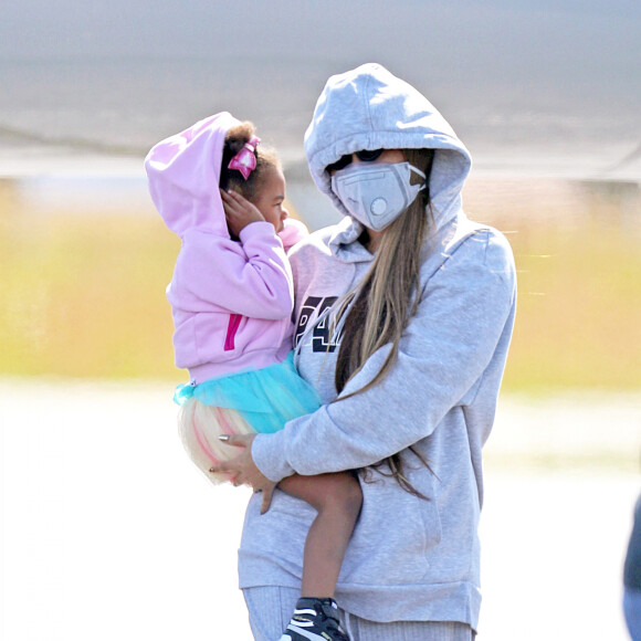 Exclusif - Beyoncé et son mari Jay Z avec leurs enfants arrivent en jet privé dans les Hamptons à New York le 19 juin 2020. Ils portent des masques pour se protéger de l'épidémie de Coronavirus (Covid-19).