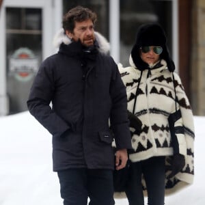 Exclusif - Laeticia Hallyday et son compagnon Pascal Balland lors d'une journée au ski à la station "Big Sky" dans le Montana avec leurs filles respectives, le 16 février 2020.