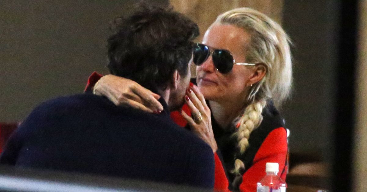 Exclusif Laeticia Hallyday et son compagnon Pascal Balland lors d une journée au ski à la