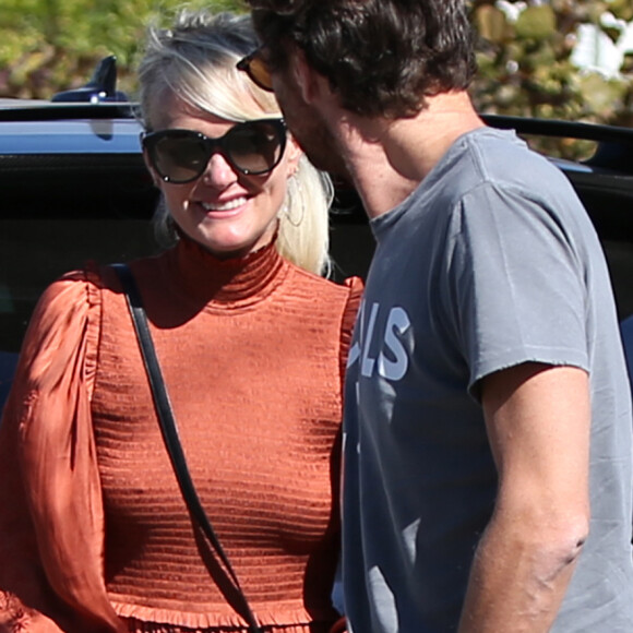 Laeticia Hallyday est allée déjeuner au restaurant MTN Venice avec sa mère Françoise Thibaut, son compagnon Pascal Balland et sa fille Mathilde à Los Angeles, le 19 octobre 2019.