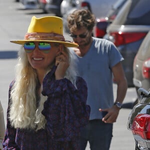 Laeticia Hallyday, son compagnon Pascal Balland et Maryline Issartier vont déjeuner dans un restaurant de sushi à Los Angeles, proche de l'école des filles de Laeticia. Le 13 septembre 2019.