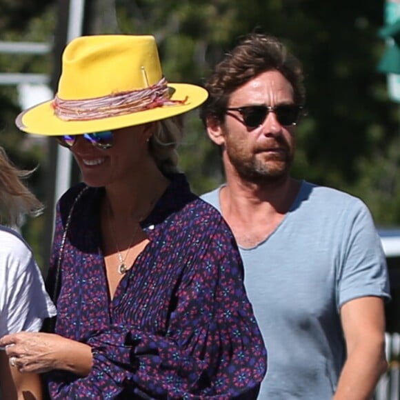 Laeticia Hallyday et son compagnon Pascal Balland ressortent du restaurant de sushi avec Marine, l'ex-femme de Pascal Balland, à Los Angeles, avant d'aller chercher leurs filles à l'école. Le 13 septembre 2019.