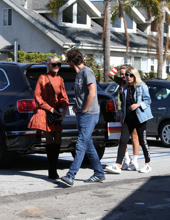 Laeticia Hallyday est allée déjeuner au restaurant MTN Venice avec sa mère Françoise Thibaut, son compagnon Pascal Balland et sa fille Mathilde à Los Angeles, le 19 octobre 2019.