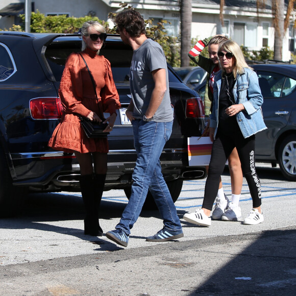 Laeticia Hallyday est allée déjeuner au restaurant MTN Venice avec sa mère Françoise Thibaut, son compagnon Pascal Balland et sa fille Mathilde à Los Angeles, le 19 octobre 2019.