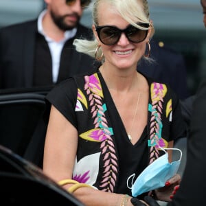 Laeticia Hallyday et ses filles Jade et Joy arrivent, avec des masques de protection contre l'épidémie de coronavirus (Covid-19), à l'aéroport de Paris-Charles-de-Gaulle à Roissy-en-France, France, le 18 juin 2020.