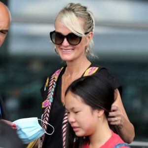 Laeticia Hallyday et ses filles Jade et Joy arrivent, avec des masques de protection contre l'épidémie de coronavirus (Covid-19), à l'aéroport de Paris-Charles-de-Gaulle à Roissy-en-France, France, le 18 juin 2020.