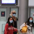 Laeticia Hallyday et ses filles Jade et Joy arrivent, avec des masques de protection contre l'épidémie de coronavirus (Covid-19), à l'aéroport de Paris-Charles-de-Gaulle à Roissy-en-France, France, le 18 juin 2020.