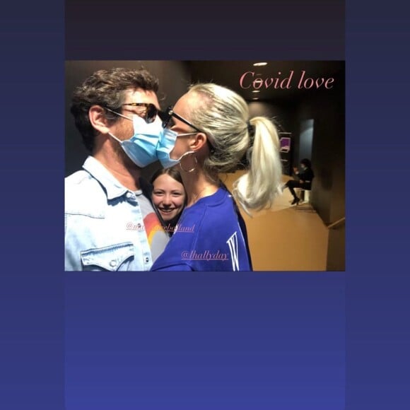 Laeticia Hallyday a republié une photo de Pascal Balland l'embrassant avec un masque sur Instagram le 20 juin 2020.