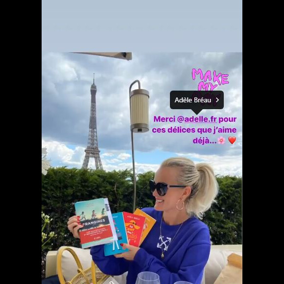 Laeticia Hallyday a été gâtée par Adèle Bréau,qui lui a offert plusieurs de ses livres. La maman de Jade et Joy a déjeuné près de la Tour Eiffel le 20 juin 2020.