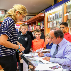 L'ancien président de la République François Hollande a dédicacé son livre "Les leçons du pouvoir" en compagnie de sa compagne Julie Gayet et de sa chienne Philae, à la libraire "OCEP- Place Média" à Octenville puis à "L'Encre Bleue" à Granville le 1er septembre 2018.