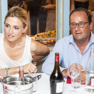 Exclusif - François Hollande et sa compagne Julie Gayet au restaurant après la représentation avec les acteurs de la pièce - Festival de Ramatuelle - Pièce ART de Y. Reza le 4 août 2018. Un dîner était donné à l'issue de la représentation. © Cyril Bruneau / Festival de Ramatuelle / Bestimage