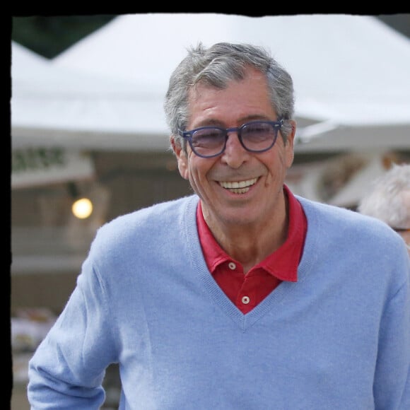 Exclusif - Patrick Balkany sur le marché de Levallois le dimanche 24 mai 2020. Il ne porte pas de masque malgré l'épidémie de Coronavirus (Covid-19). © Alain Guizard / Bestimage