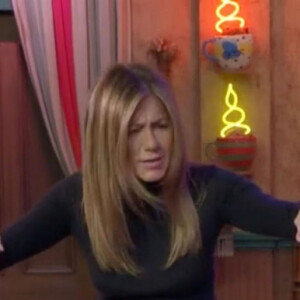 Jennifer Aniston surprend des fans sur le plateau de tournage de la série "Friends" dans l'émission The Ellen DeGeneres Show, à Los Angeles, en janvier 2020.