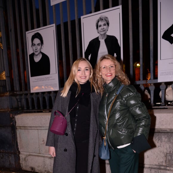 Exclusif - Chloé Jouannet et sa mère Alexandra Lamy au vernissage de l'exposition photos "Libres et égales" à l'occasion de la journée internationale des droits des femmes sur les grilles de la cour d'appel à Paris, France, le 6 mars 2020. A l'occasion de la journée internationale des droits des femmes, la photographe S.Galmot et la haute fonctionnaire à l'égalité femmes-hommes, I.Rome se sont associées pour réaliser une exposition photos portant un message d'espoir et de solidarité envers toutes les femmes, sous l'égide de la Garde des Sceaux, ministre de la Justice. En réunissant ces 28 femmes, la photographe fait passer un message de résilience par l'art et veut mettre en avant la force intérieure qui habite chacune d'entre-elles, leurs envies, leur bienveillance pour cette exposition intitulée: "Livbres et Egales". © Rachid Bellak/Bestimage