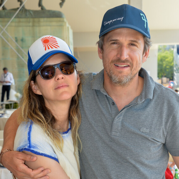 Exclusif - Marion Cotillard et son compagnon Guillaume Canet dans la tente VIP lors du Longines Paris Eiffel Jumping au Champ de Mars à Paris, le samedi 6 juillet 2019. © Veeren Ramsamy/Bestimage