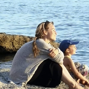 Aurélie Vaneck heureuse avec sa fille Charlie, 5 ans.