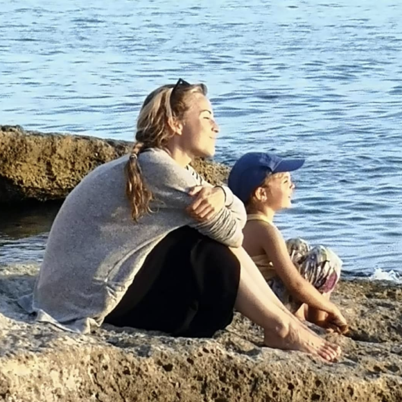 Aurélie Vaneck heureuse avec sa fille Charlie, 5 ans.