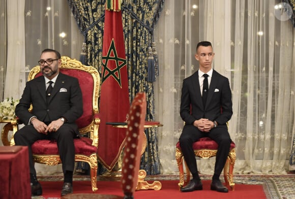 Le roi Felipe VI d'Espagne et Mohammed VI, le roi du Maroc, accompagné de son fils le prince Moulay Hassan, en conférence de presse au Palais Royal à Rabat, le 13 février 2019.