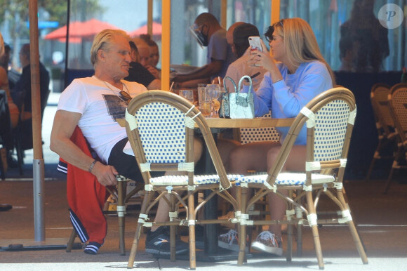 Dolph Lundgren et sa fiancée Emma Krokdal sont allés déjeuner au restaurant "Le Petit Four" à West Hollywood, le 26 juin 2020.