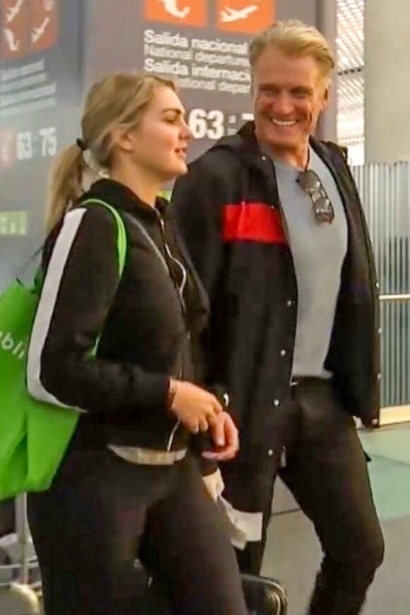 Exclusif - Dolph Lundgren et sa compagne Emma Krokdal ( qui est aussi son coach sportif) tout sourire à l'aéroport de Mexico le 17 mars 2020.