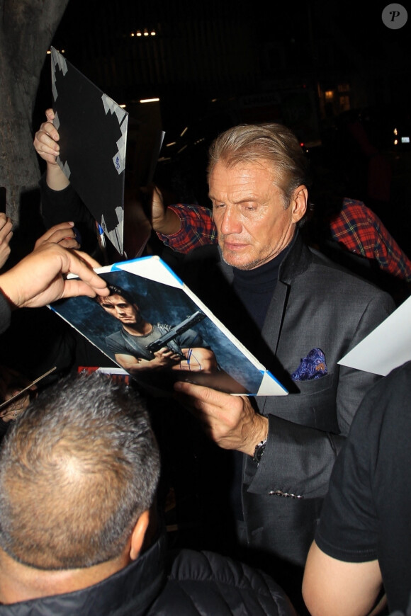 Dolph Lundgren signe des autographes à la sortie d'une soirée à Los Angeles, le 21 novembre 2019.21/11/2019 - Los Angeles