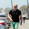 Exclusif - Dolph Lundgren se rafraîchit à Venice Beach, il joue avec une mystérieuse jeune femme blonde sur la plage. Los Angeles, le 28 juin 2019.