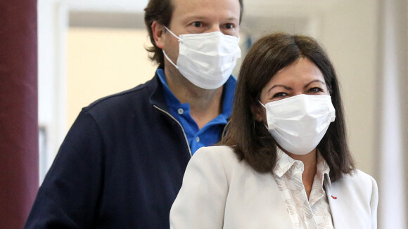 Municipales à Paris : Anne Hidalgo masquée, a voté avec son mari