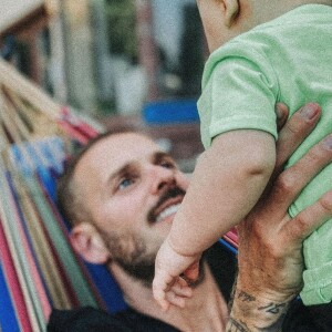 M. Pokora a célébré sa première fête des Pères le 21 juin 2020.