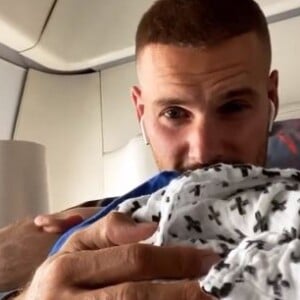 M. Pokora rentre en France après avoir été confiné à Los Angeles. C'est le premier voyage sur le territoire français avec son fils Isaiah. Le 26 juin 2020.