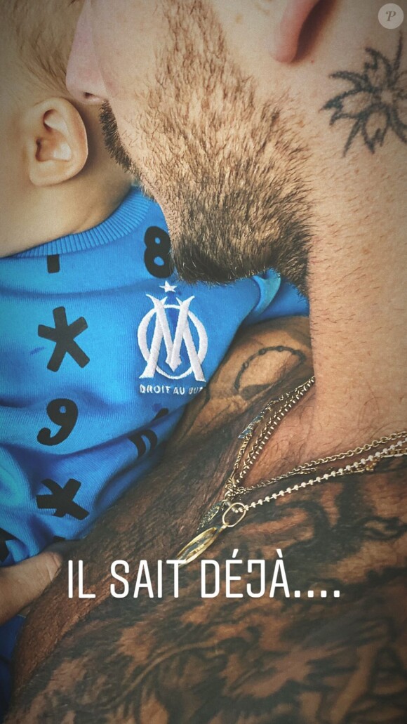 M.Pokora de retour en France, avec son fils Isaiah aux couleurs de l'OM, club que Matt soutient. Le 28 juin 2020.