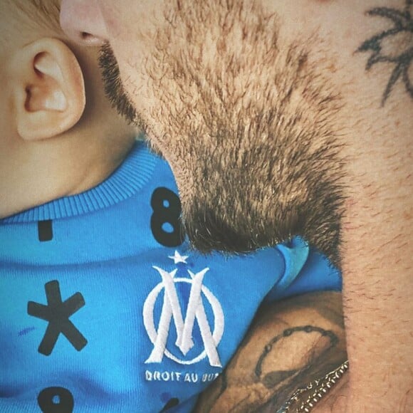 M.Pokora de retour en France, avec son fils Isaiah aux couleurs de l'OM, club que Matt soutient. Le 28 juin 2020.