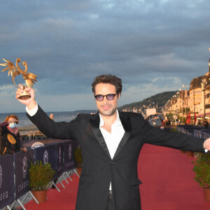 Nicolas Bedos (meilleure réalisation pour La Belle Epoque) - Pressroom (remise des Swann d'Or) lors de la 34ème édition du festival de Cabourg, Journées Romantiques le 29 juin 2020. © Coadic Guirec / Bestimage