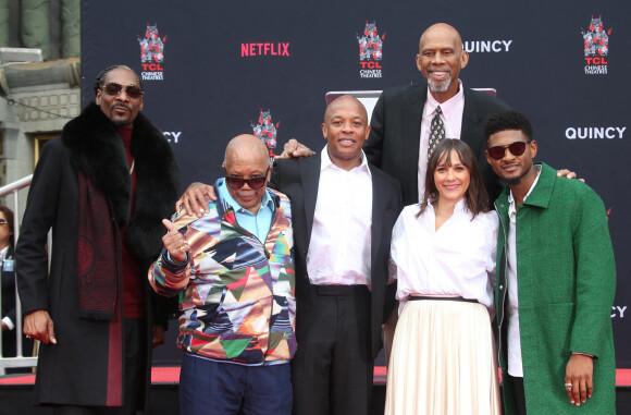 Snoop Dogg, Quincy Jones, Dr. Dre, Kareem Abdul-Jabbar, Rashida Jones, Usher - Quincy Jones laisse ses empreintes sur le ciment lors d'une cérémonie au théâtre Chinese à Hollywood le 27 novembre 2018.