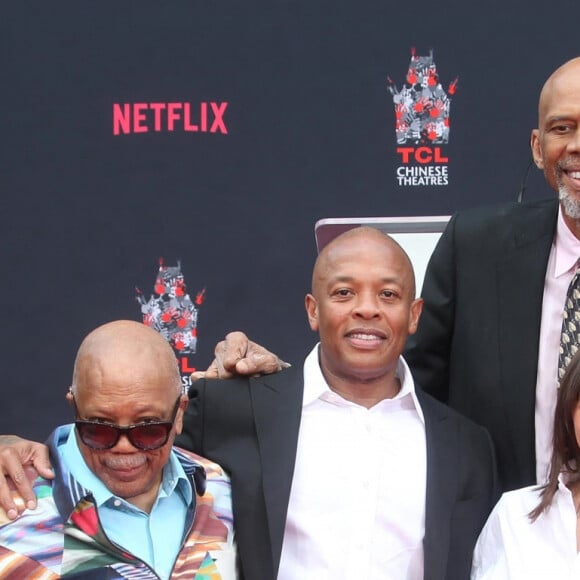 Snoop Dogg, Quincy Jones, Dr. Dre, Kareem Abdul-Jabbar, Rashida Jones, Usher - Quincy Jones laisse ses empreintes sur le ciment lors d'une cérémonie au théâtre Chinese à Hollywood le 27 novembre 2018.