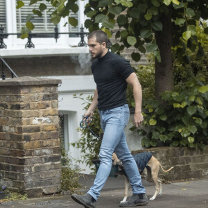 Exclusif - Kit Harrington arbore un nouveau look, loin de celui de "Game of Thrones", en promenant son chien à Londres. L'acteur de 33 ans a fait quelques courses chez l'épicier de son quartier. Le 10 juin 2020.